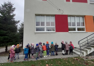 Zdjęcie grupowe na tle budynku SP nr 12 w Zgierzu - wejście do biblioteki